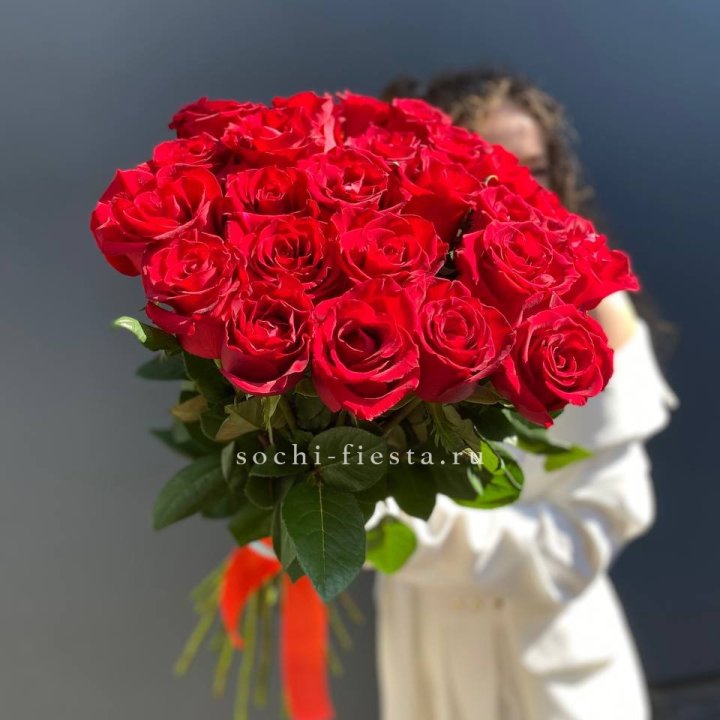 25 высоких красных роз в Подольске