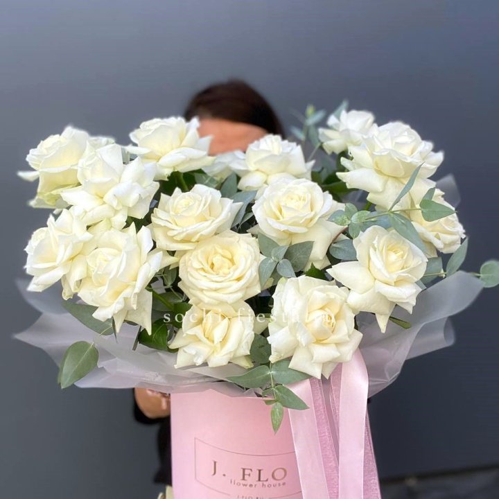 17 Французских белых роз в боксе в Подольске