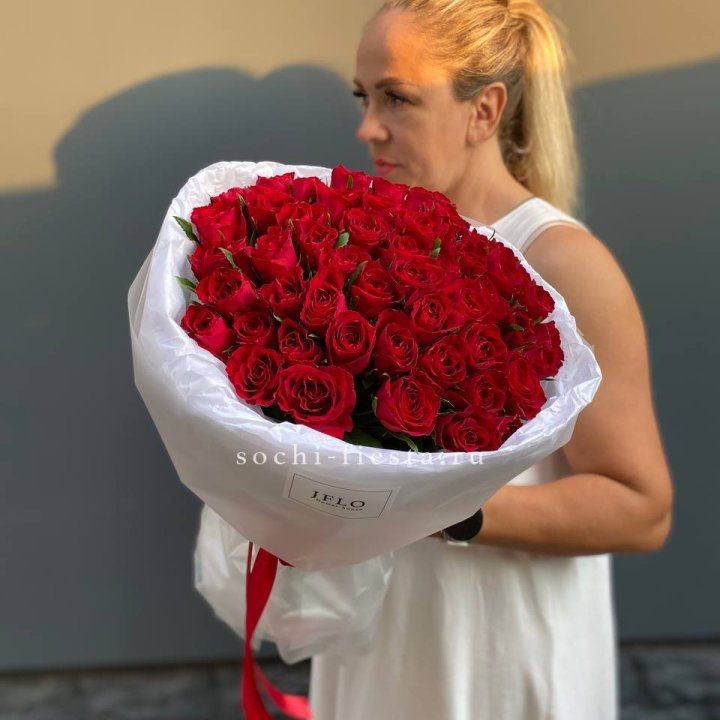 51 роза мадам ред в нежном оформлении в Подольске