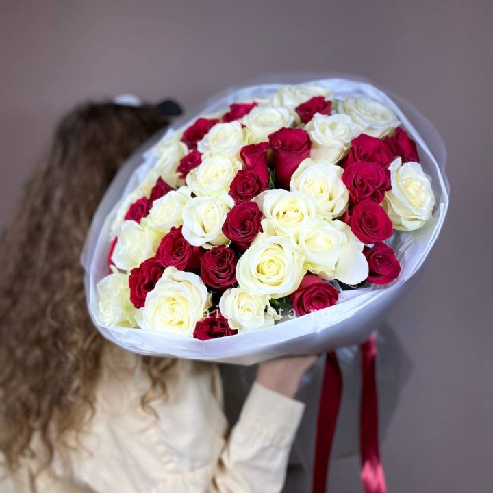 Букет из красных белых 45 роз в Подольске