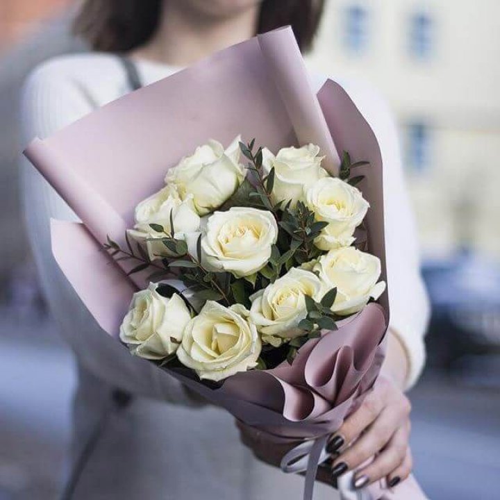 9 белых  роз "Минт" в Подольске