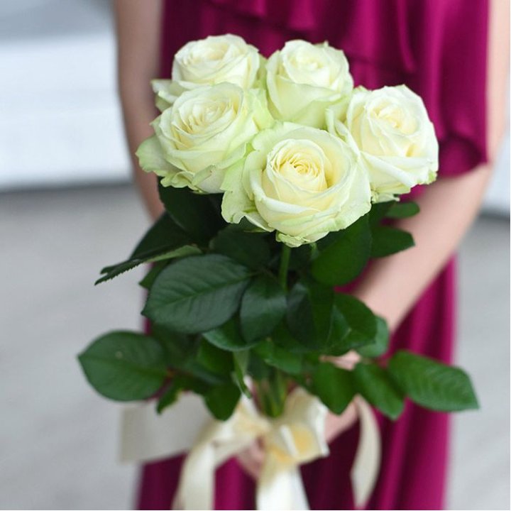 5 белых роз в Подольске