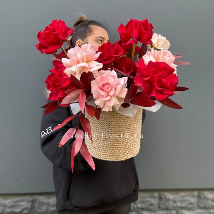 15 Французских роз в джутовом кашпо в Подольске