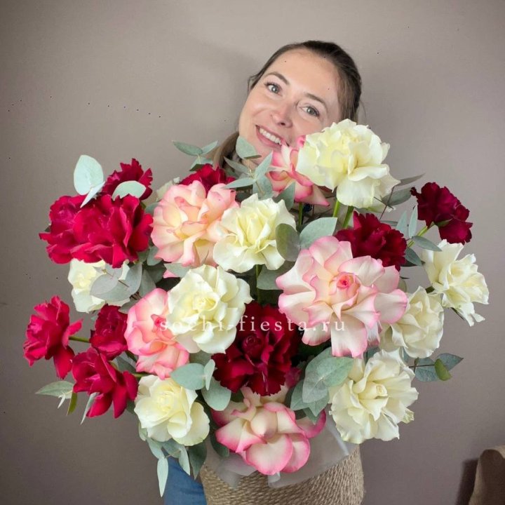 35 французских роз микс в джутовом боксе в Подольске