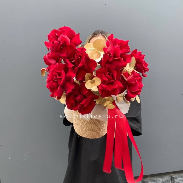 Красные французские розы в джутовом кашпо в Подольске