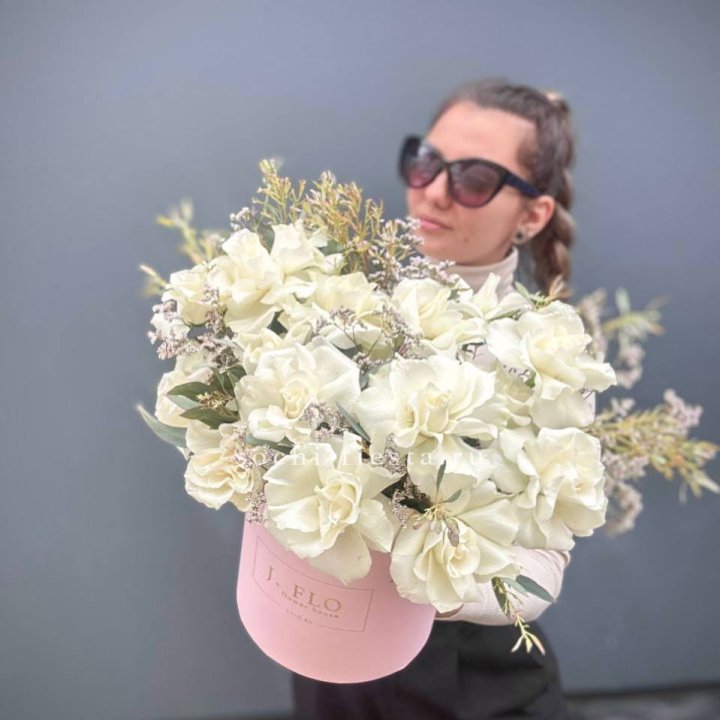 17 Французских белых роз в коробке Афина в Подольске