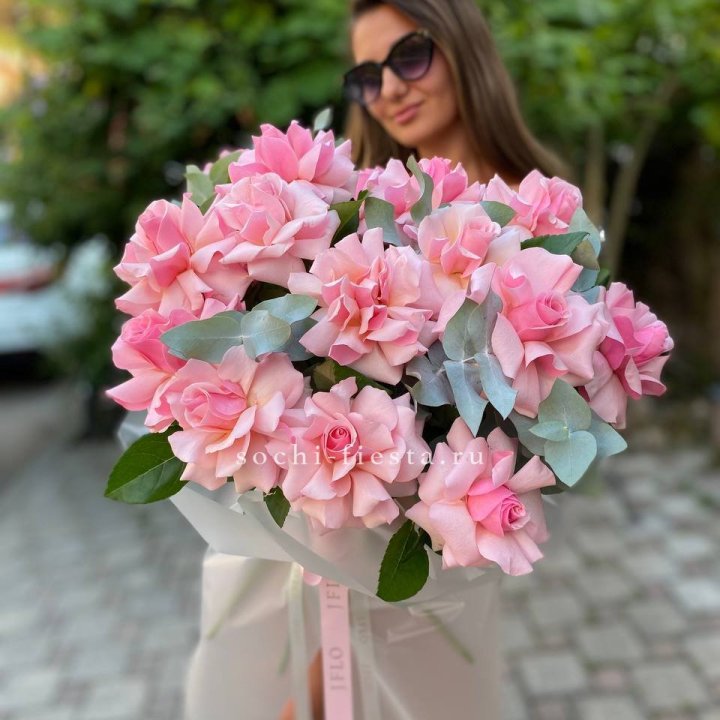 17 Розовых  французских роз в Подольске