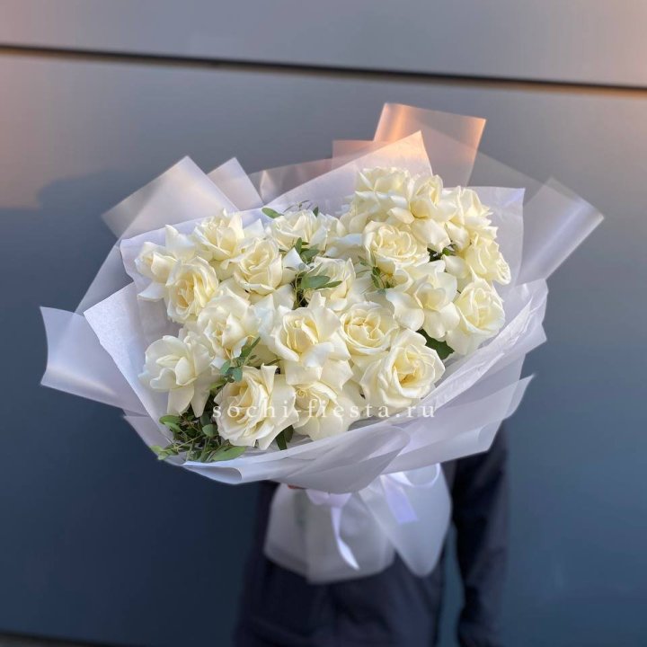 Пышный букет из белых роз в Подольске