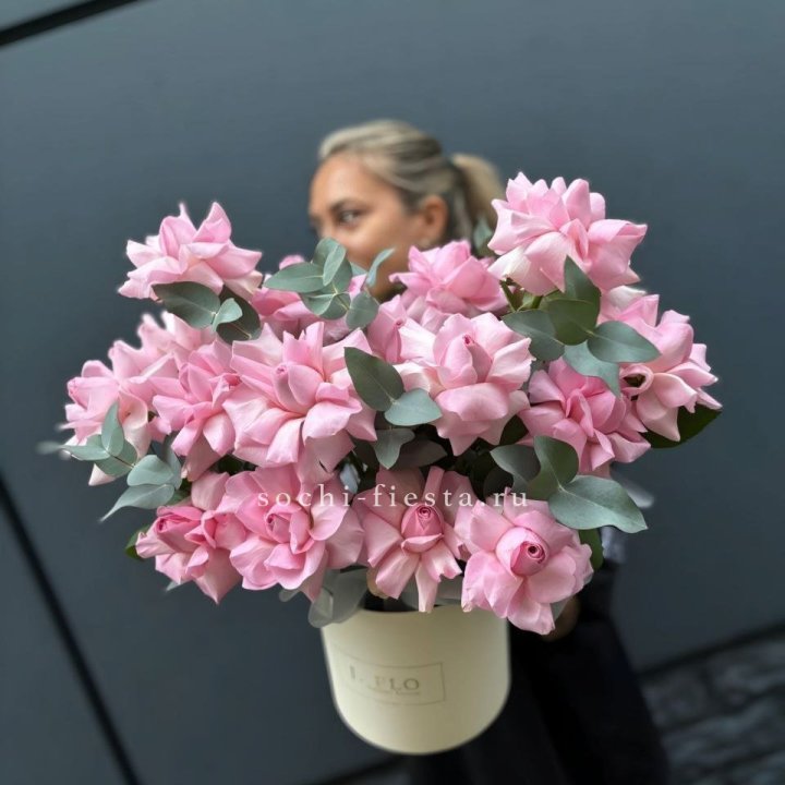 17 Розовых французских роз в боксе в Подольске