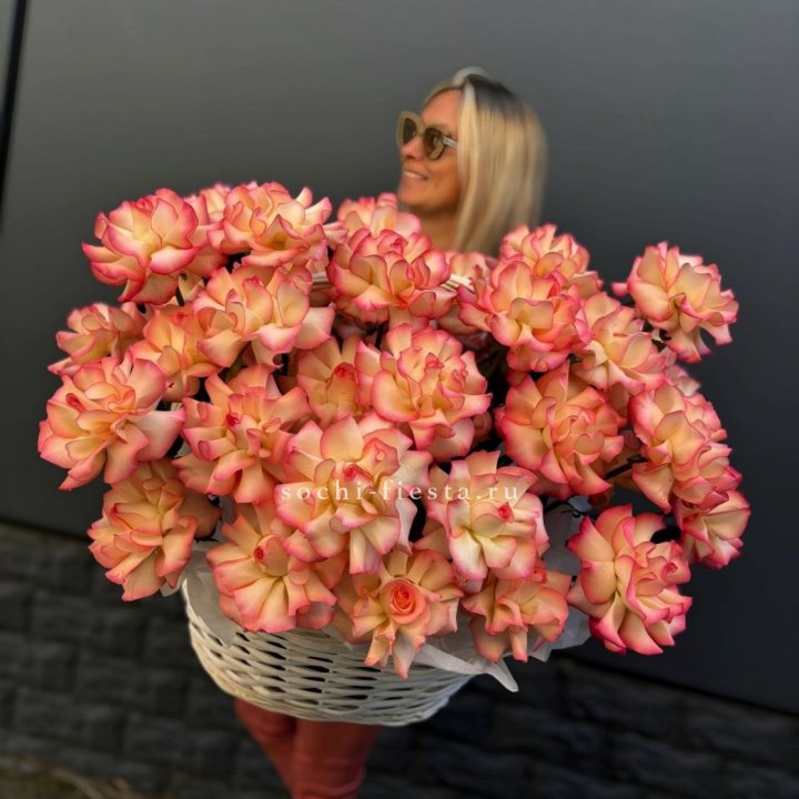 45 французских роз Джумилия в корзине в Подольске