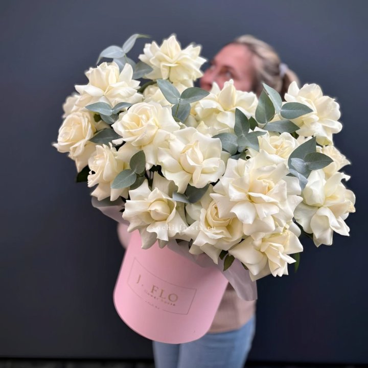 25 Французских белых роз в боксе в Подольске