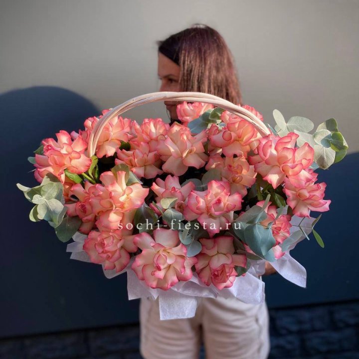 25 Французских роз Джумилия в корзине в Подольске