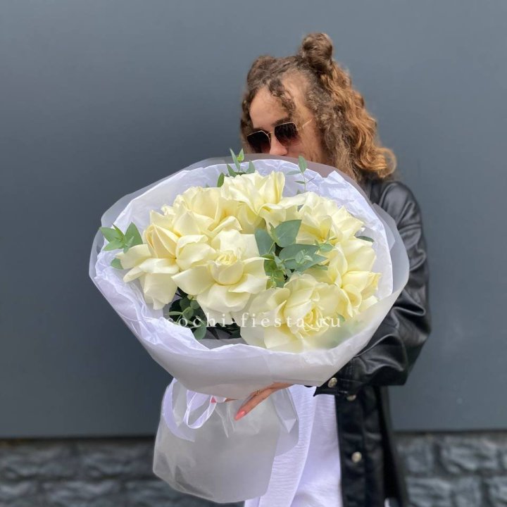 7 Белых французских роз  в Подольске