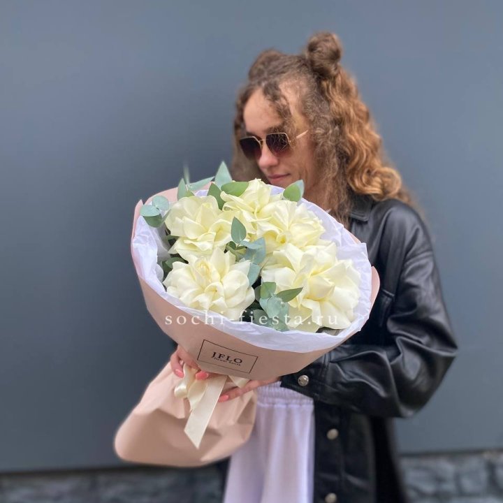 5 Белых французских роз в Подольске