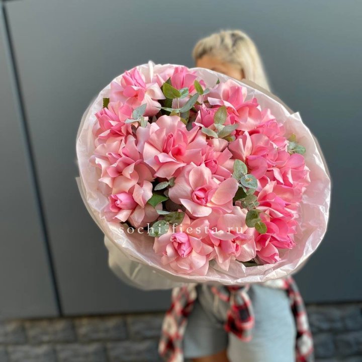 17 розовых роз в Подольске