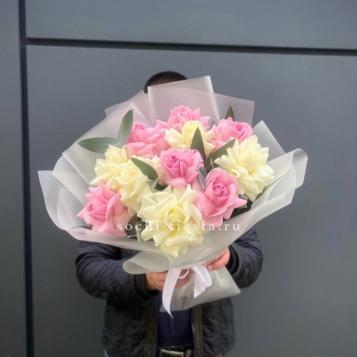 11 бело-розовых роз в Подольске