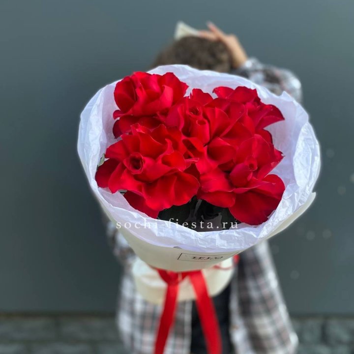 5 французских красных роз в Подольске