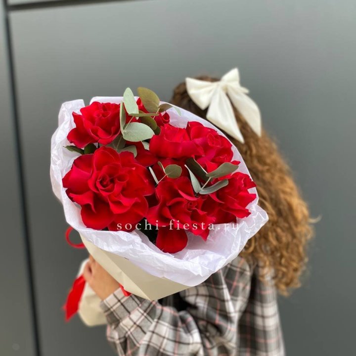 7 красных французских роз в Подольске