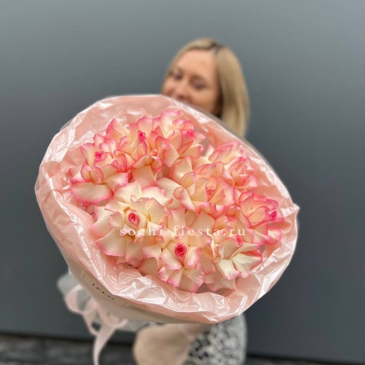 9 французских роз Джумилия в нежном оформлении в Подольске