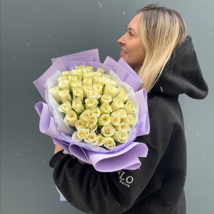 51 белая кенийская роза в оформлении в Подольске