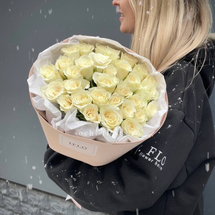 31 белая роза в оформлении в Подольске