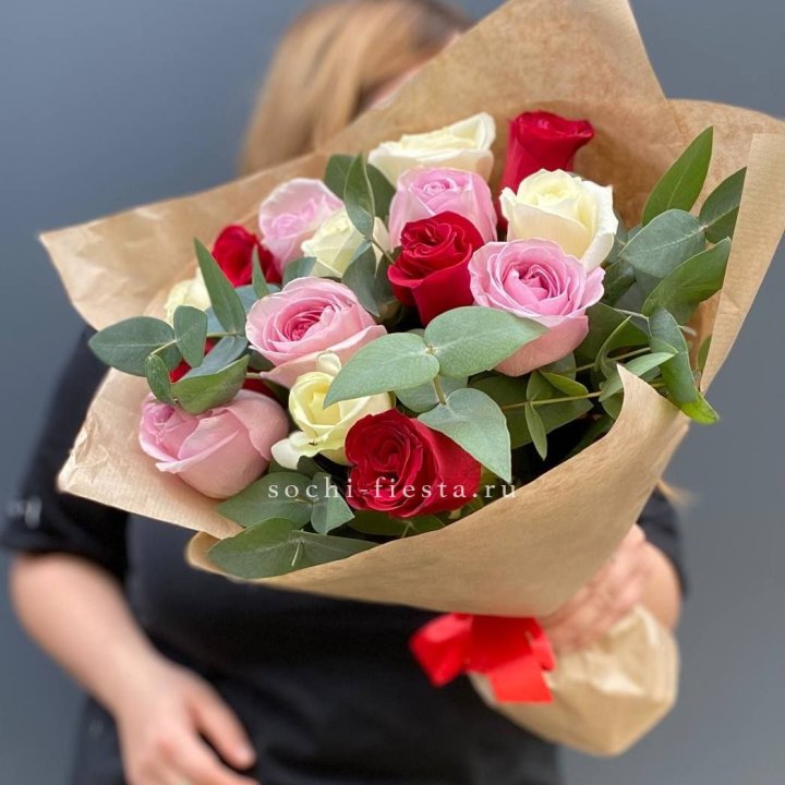 Букет из 15 роз с эвкалиптом в Подольске