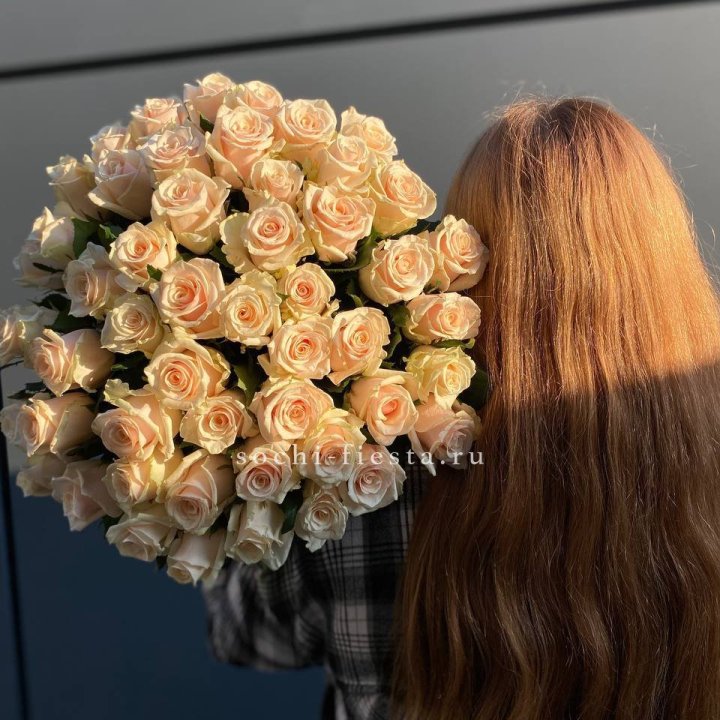 Охапка кремовых роз в Подольске