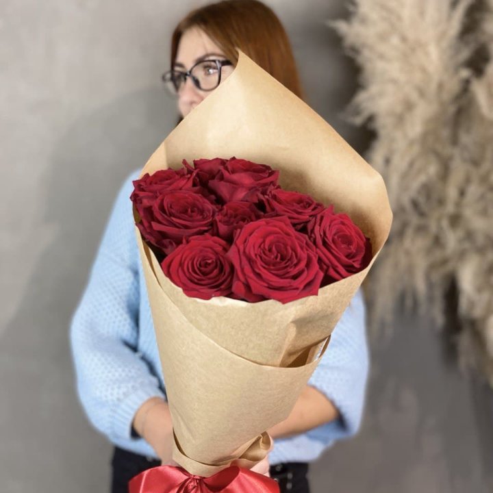 9 красных роз в крафте в Подольске