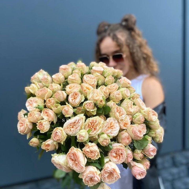 25 пионовидных роз в Подольске