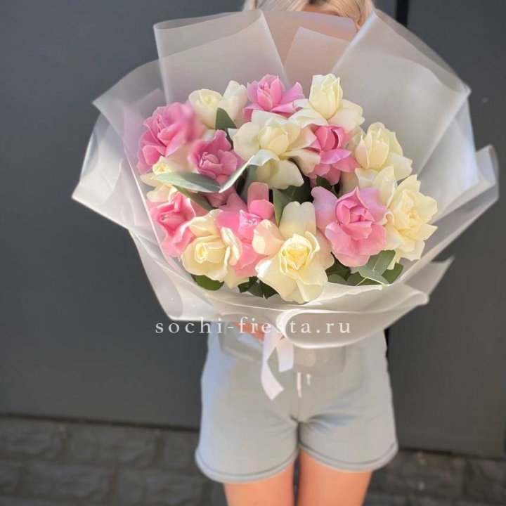 15 бело-розовых роз в Подольске