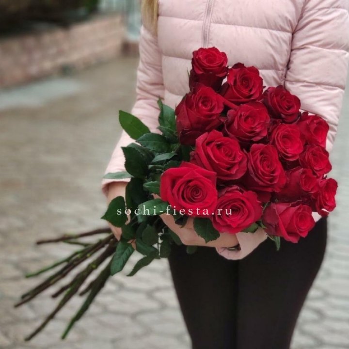 15 высоких красных роз в Подольске