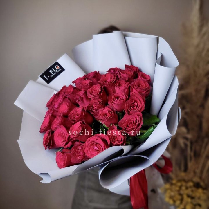 Красные розы 33 шт в Подольске