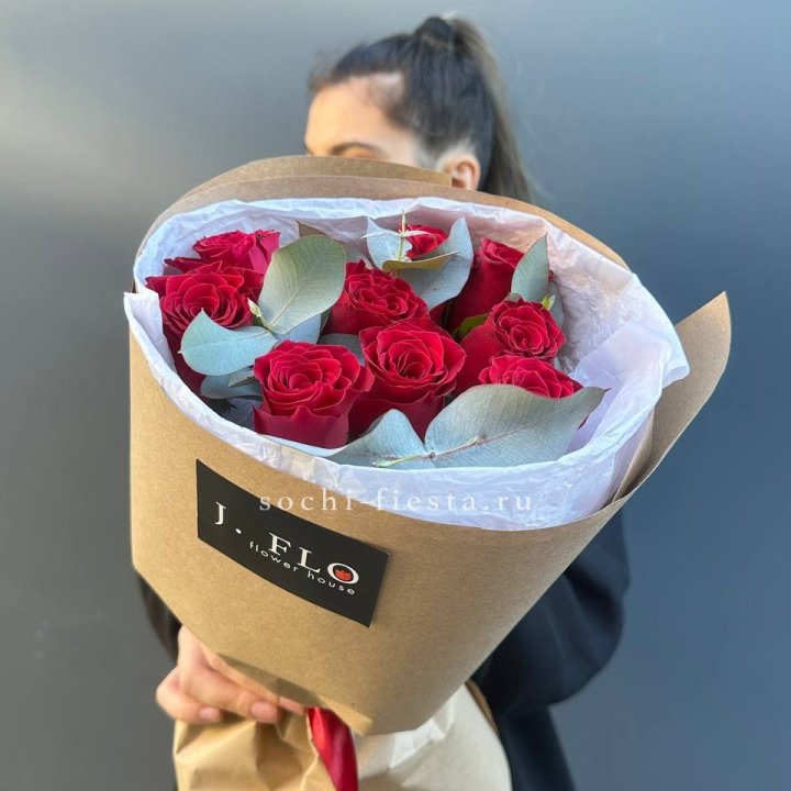 9 роз с эвкалиптом в Подольске