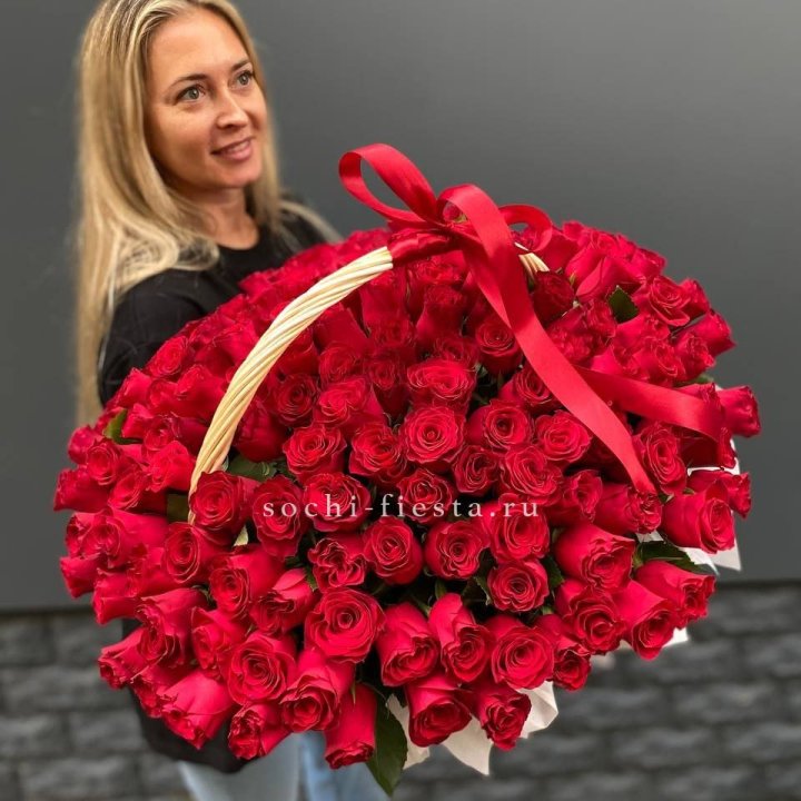 151 красная  роза в корзине в Подольске