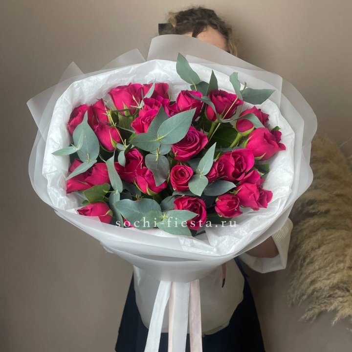 25 малиновых роз с эвкалиптом в Подольске