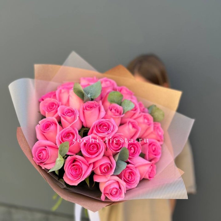 31 розовая роза с эвкалиптом в Подольске