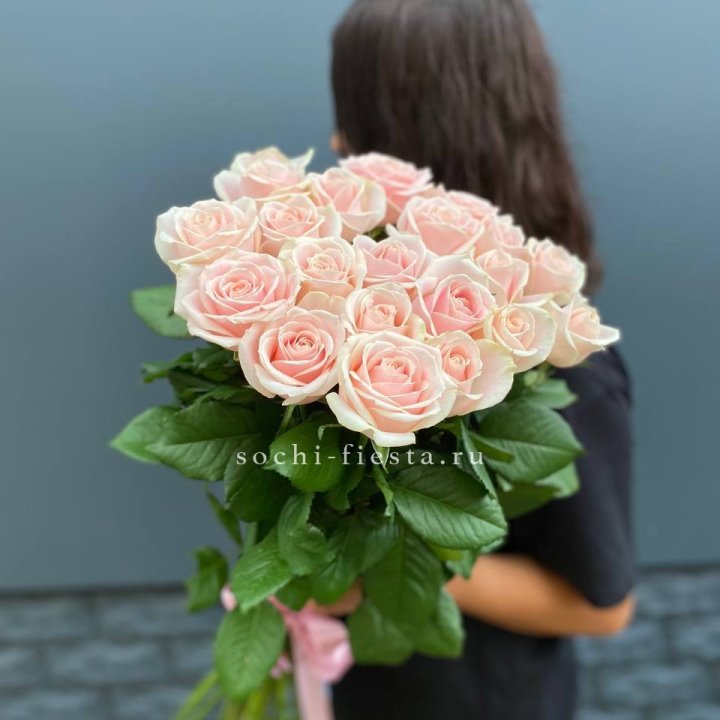 Высокие розовые розы в Подольске