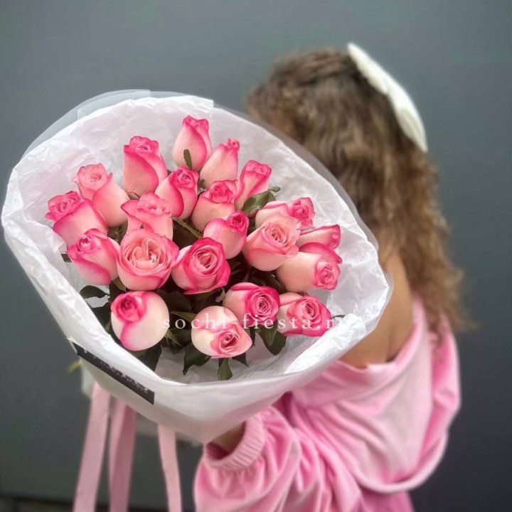 21 розовые розы Венди  в оформлении в Подольске