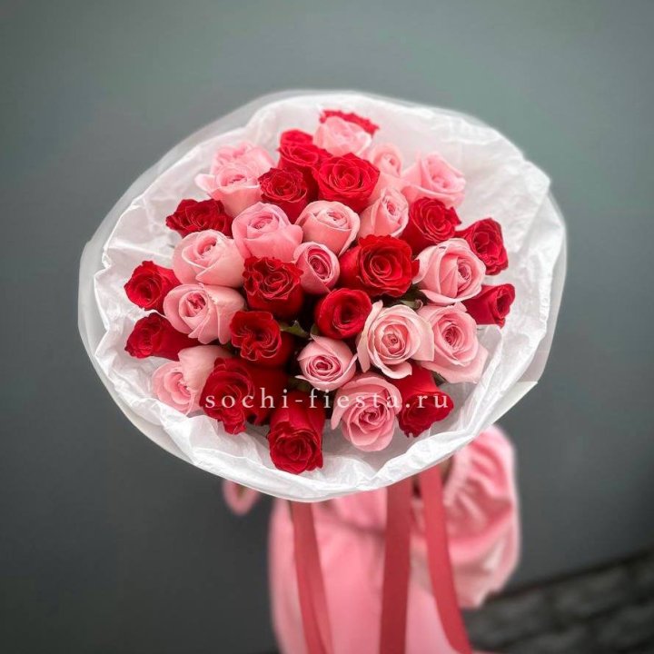 Букет красных и розовых 35 роз в Подольске