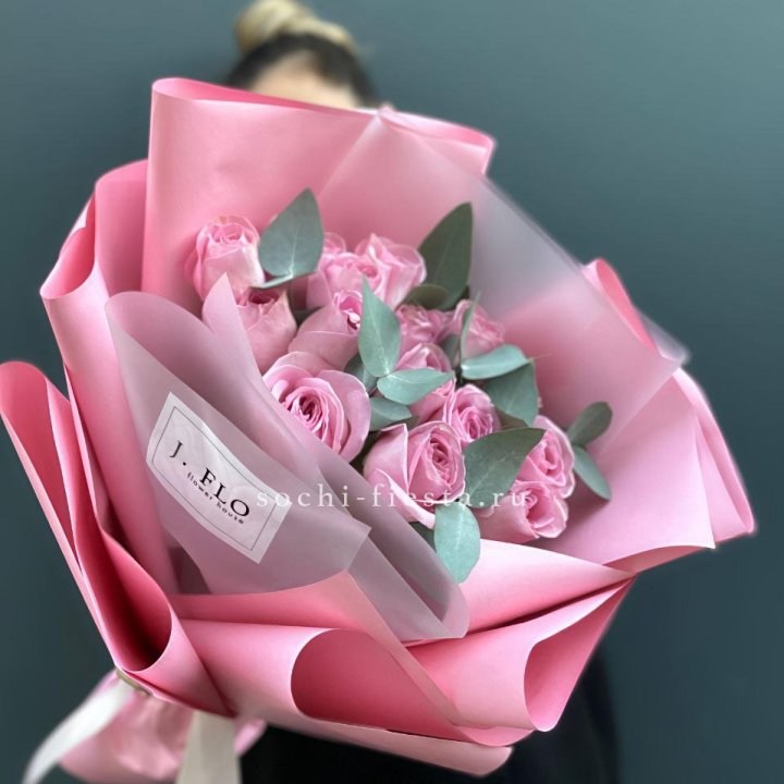 15 Розовых роз с эвкалиптом в Подольске