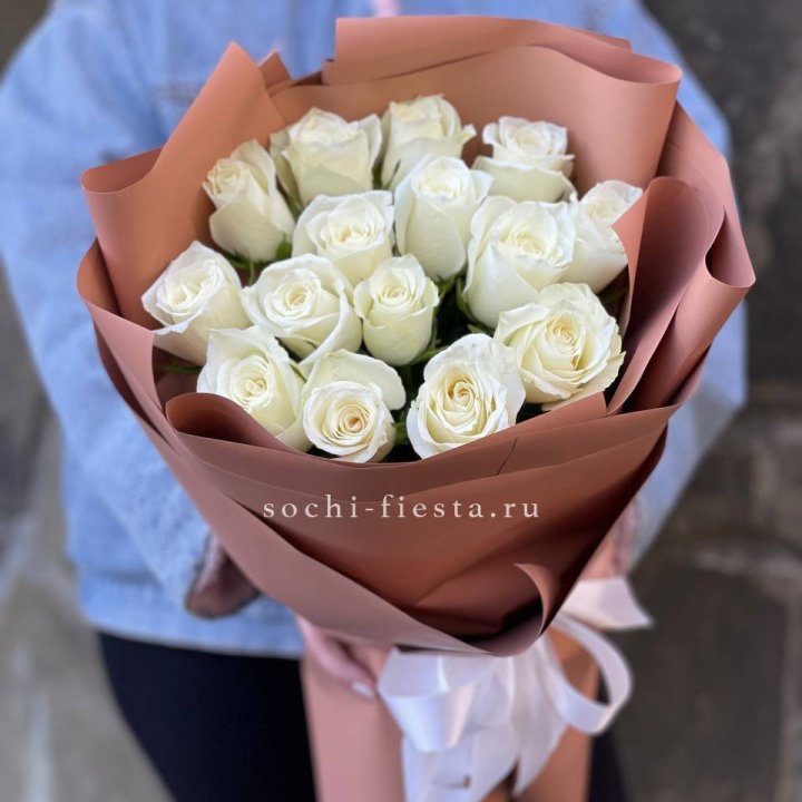 15 белых роз сиена в Подольске