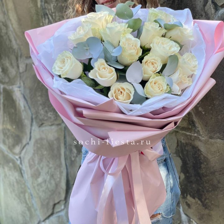 Белые розы в авторском оформлении в Подольске