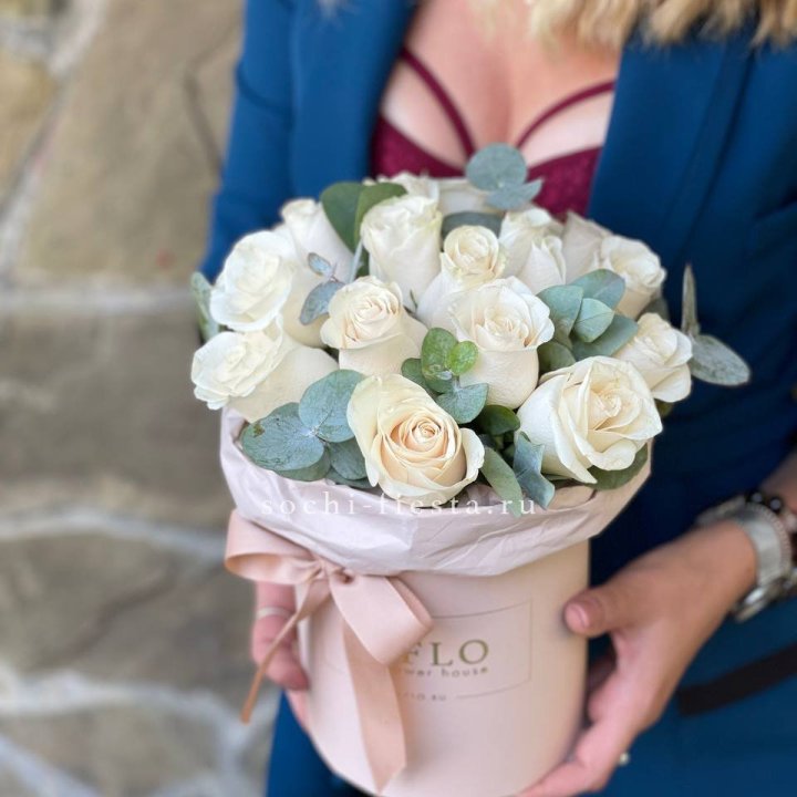 Цилиндр из белых роз в Подольске