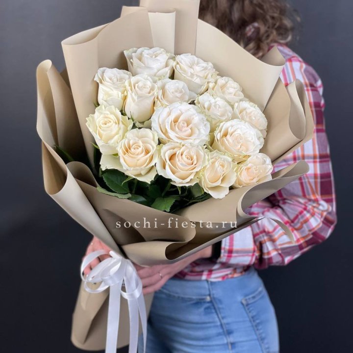 15 белых роз кофе в Подольске