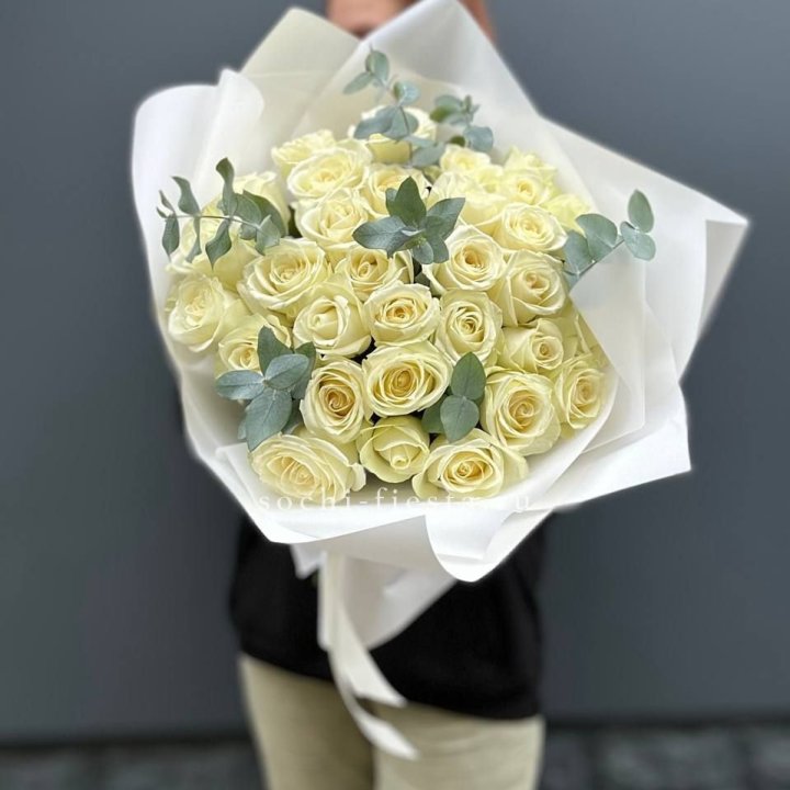 31 белая роза с эвкалиптом в Подольске