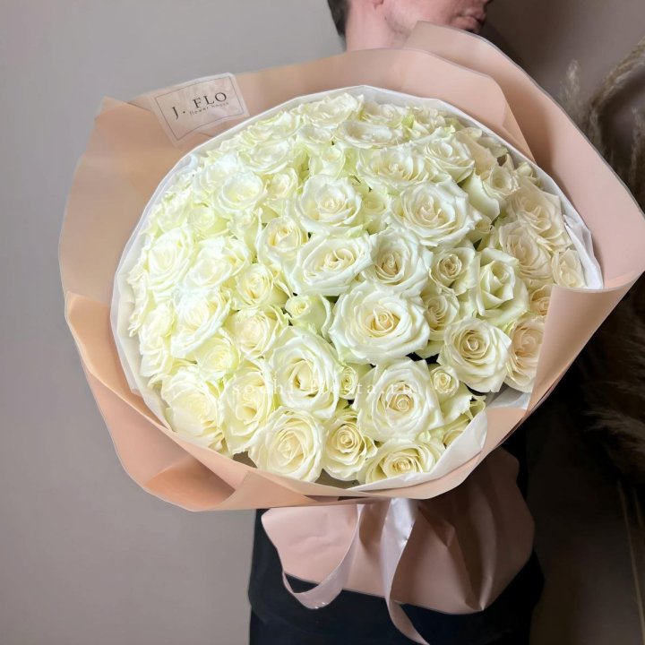 51 белая  роза в оформлении в Подольске