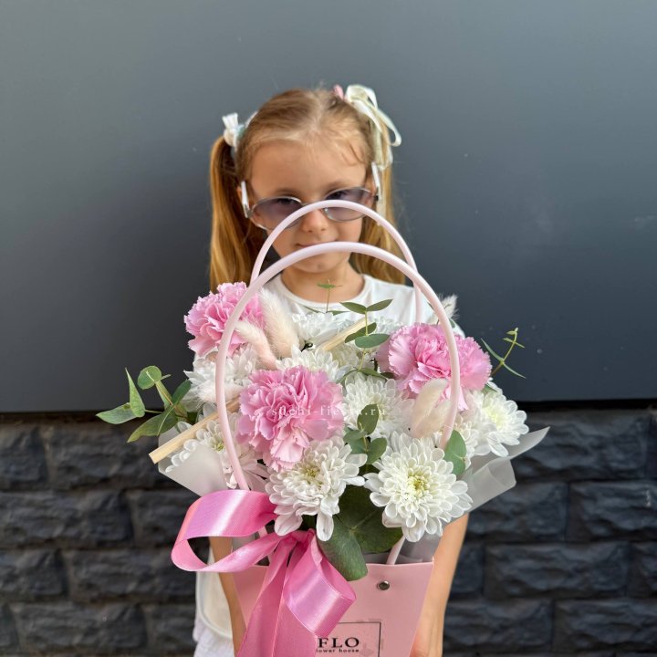 Сумочка из стойких хризантем и диантуса в Подольске