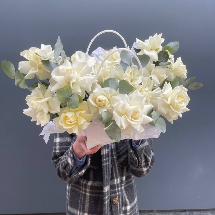 15 белых роз в сумочке в Подольске