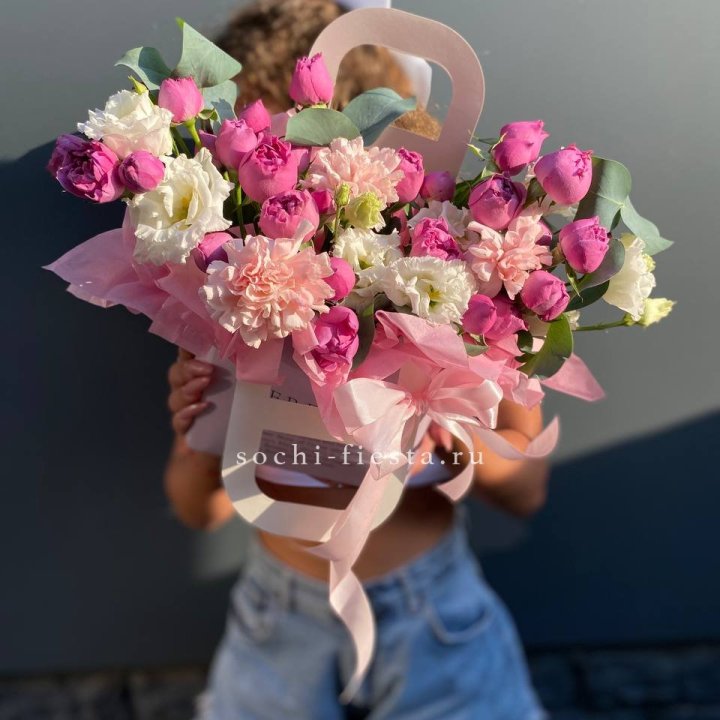 Сумочка с кустовой розой и диантусами в Подольске