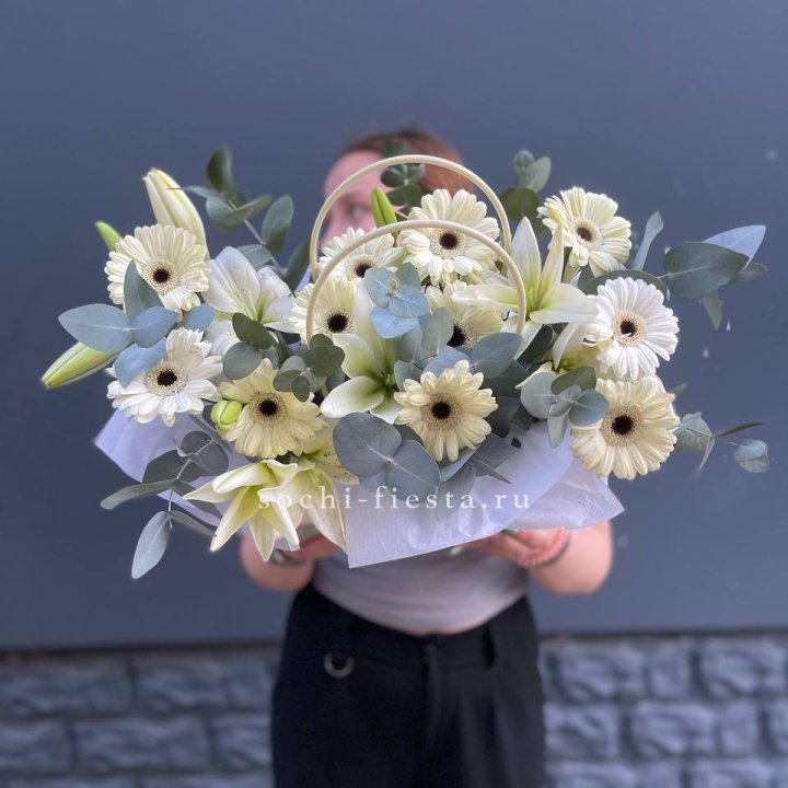 Сумочка лилии и герберы в Подольске
